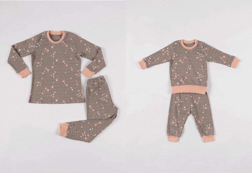 Dve slike dečije dvodelne pidžame u sivoj boji sa narandžastim ranflama i aplikacijom zvezdica