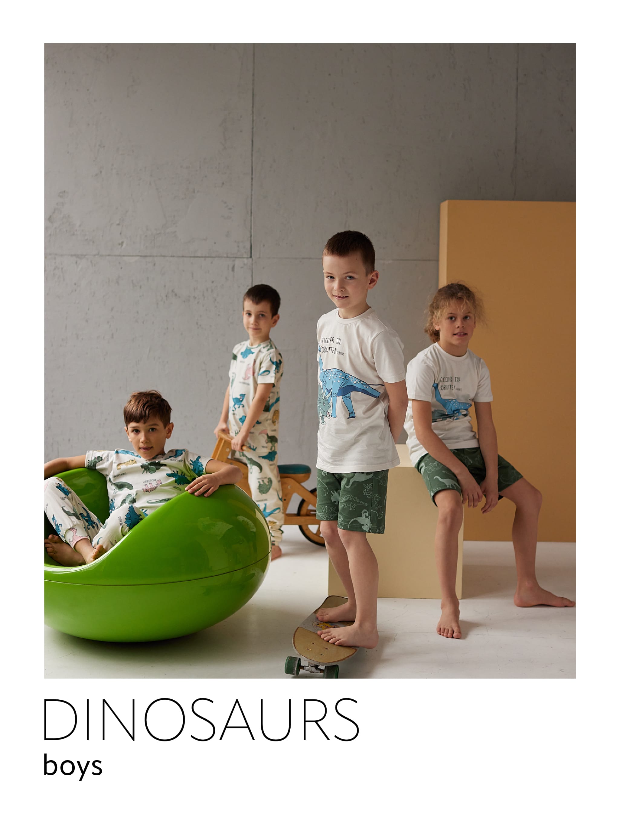 Četiri dečaka stoje u pidžamama sa motivom dinosaurusa 
