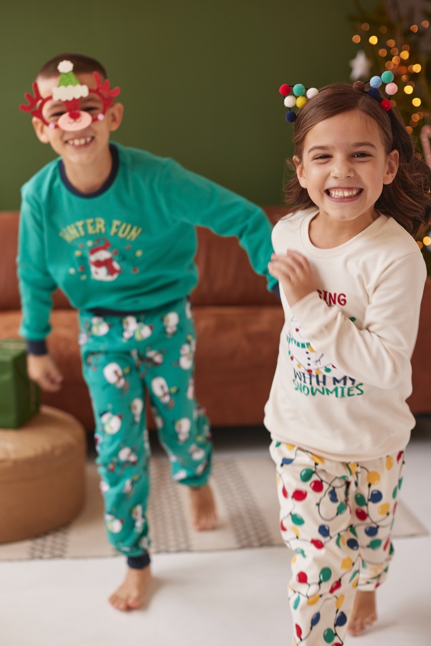 Devojčica i dečak u Jasmil novogodišnjim pidžamama za decu